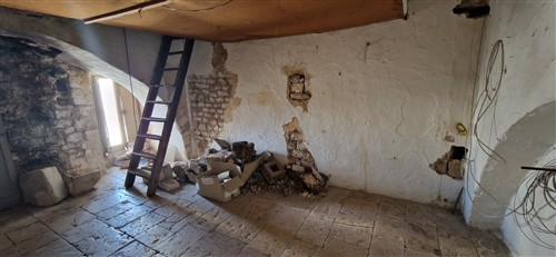 Indipendente, Parzialmente Ristrutturato, con Locale